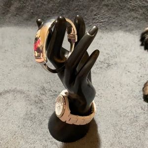 Silver bangle bracelet with ridged surfaced